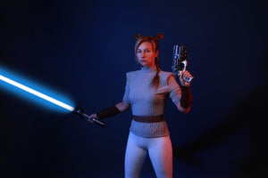 femme avec sabre laser bleu et pistoler
